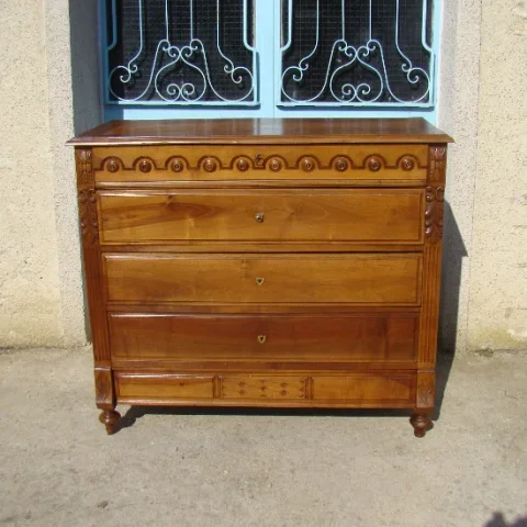 Commode en noyer massif époque XIX ème siècle