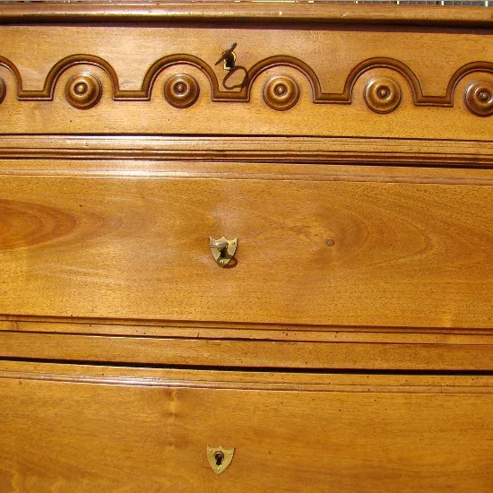 Commode en noyer massif époque XIX ème siècle