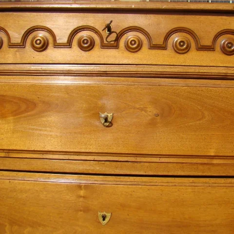 Commode en noyer massif époque XIX ème siècle