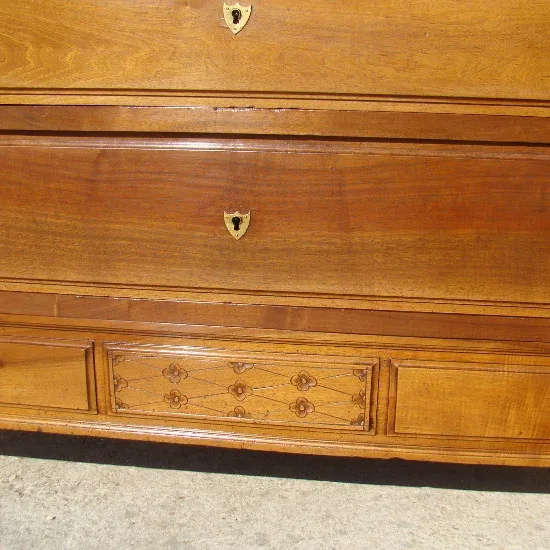 Commode en noyer massif époque XIX ème siècle