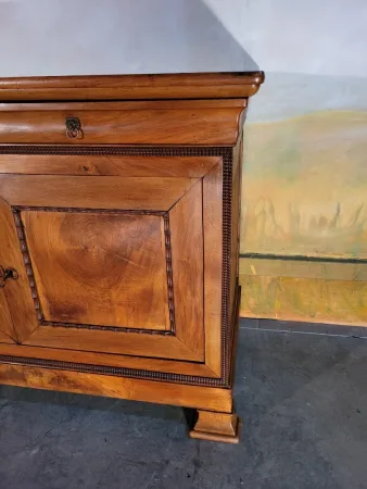 Buffet bas Louis Philippe en noyer massif