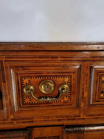 Buffet haut en chêne et marqueterie