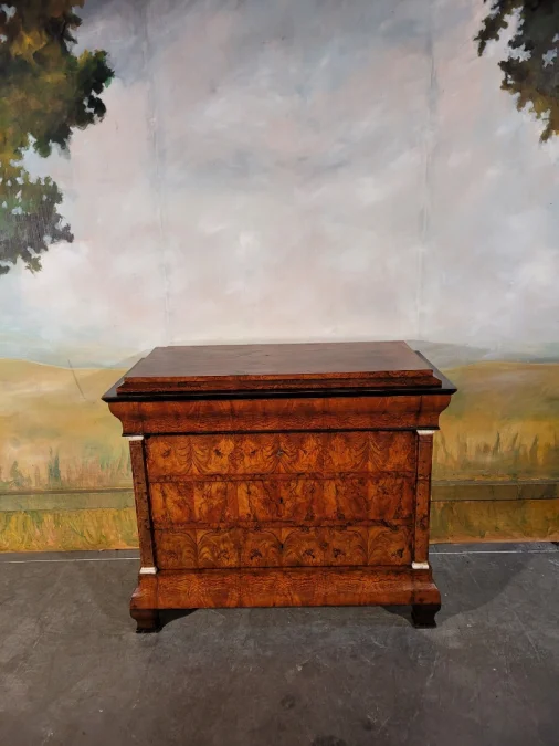 Petite commode Louis Philippe en noyer