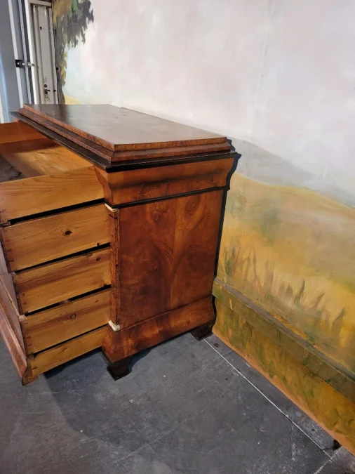 Petite commode Louis Philippe en noyer