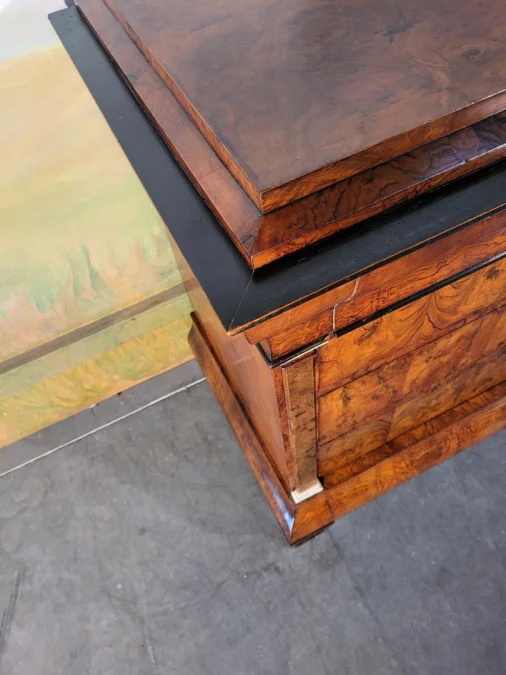 Petite commode Louis Philippe en noyer