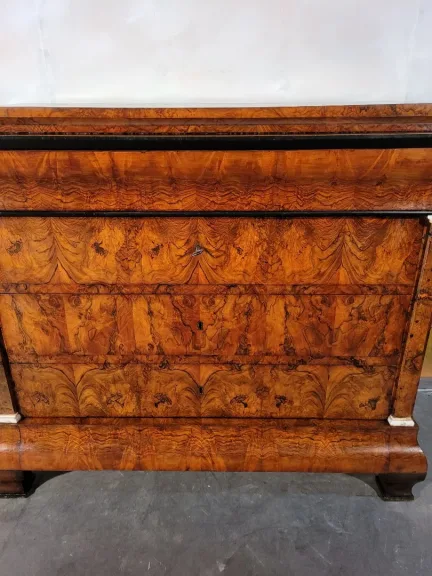 Petite commode Louis Philippe en noyer