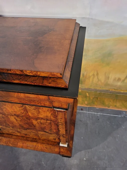 Petite commode Louis Philippe en noyer