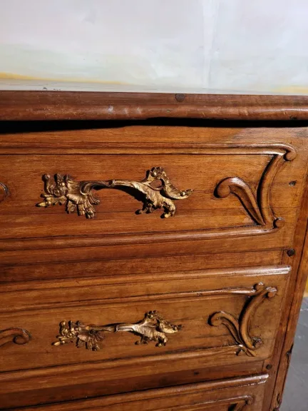Commode époque Louis XV en noyer