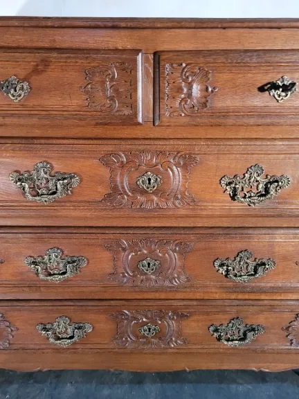 Commode sculptée en chêne époque XIX ÈME