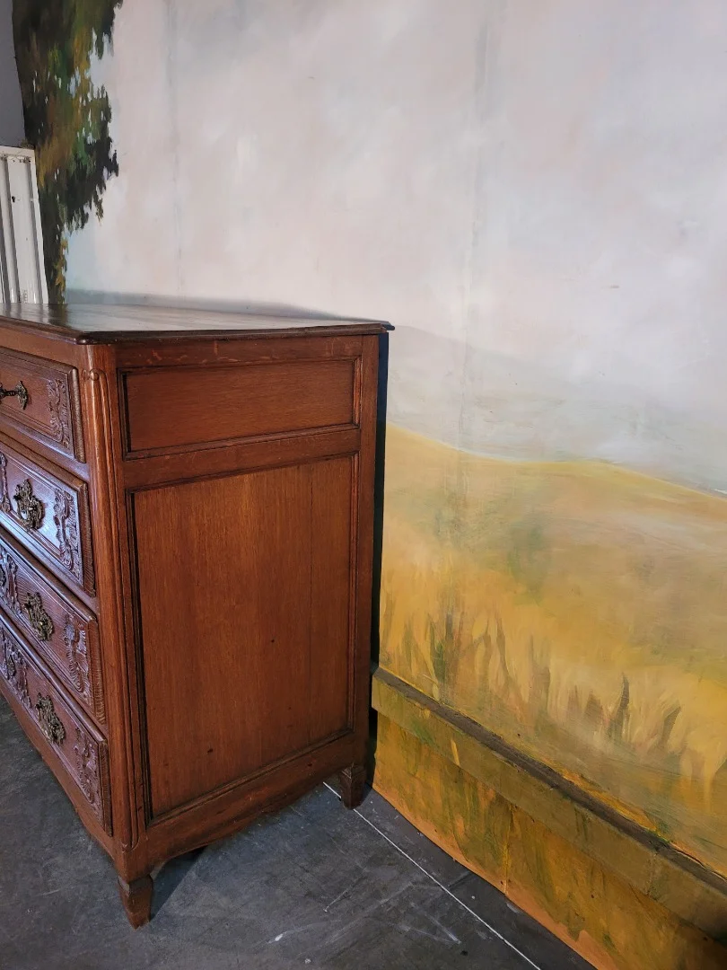 Commode sculptée en chêne époque XIX ÈME
