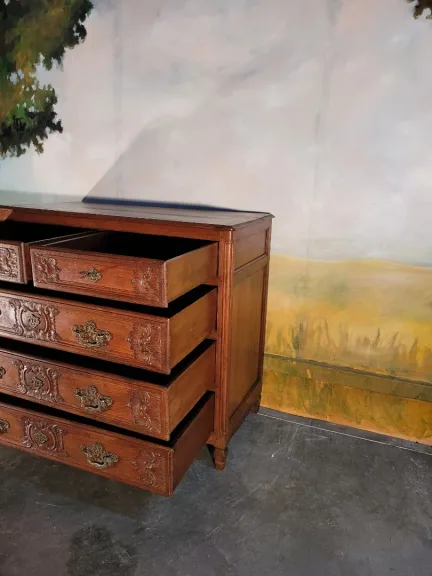 Commode sculptée en chêne époque XIX ÈME