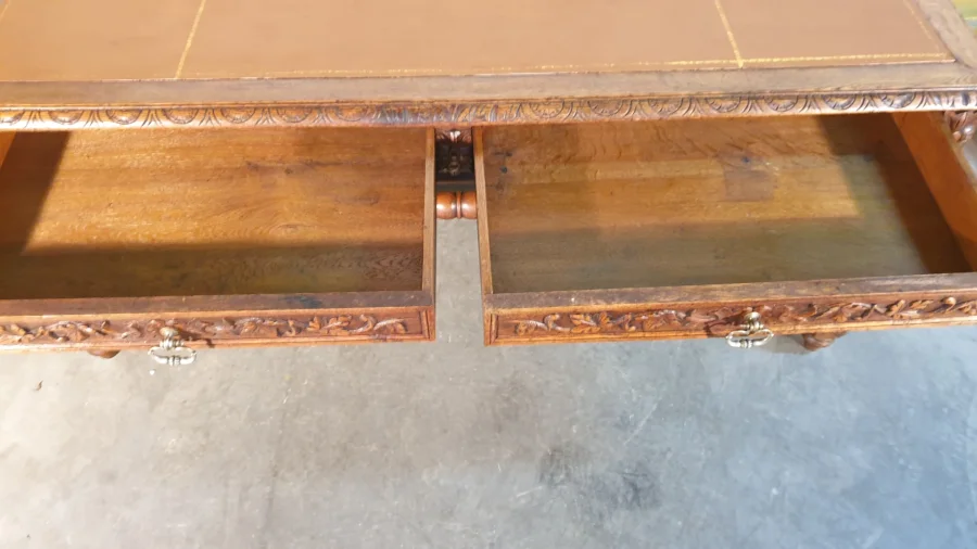 Bureau en chêne style Louis XIII époque XIX ème