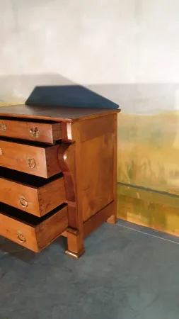 Petite commode époque Restauration en noyer