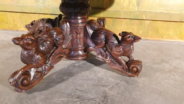 Table basse, sanglier et animaux sculptés