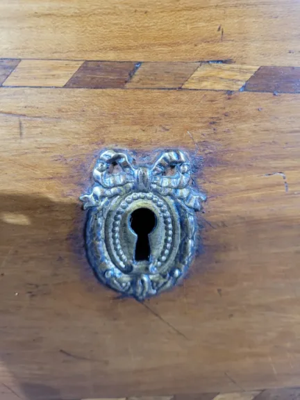 Petite commode Louis XVI en merisier
