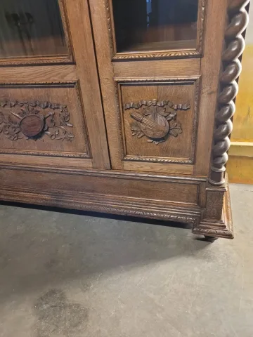 Дубовый книжный шкаф