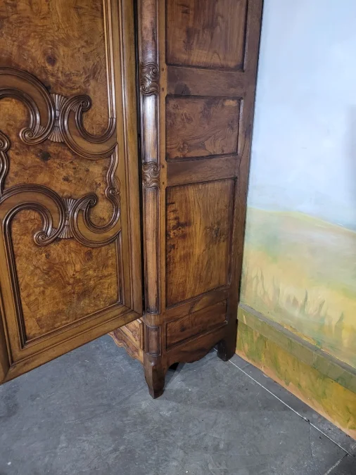 Armoire bressane en noyer