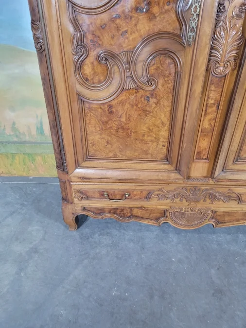 Armoire bressane en noyer