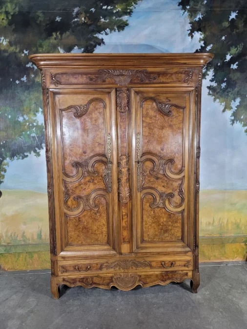 Armoire bressane en noyer