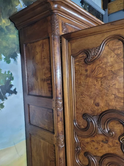 Armoire bressane en noyer
