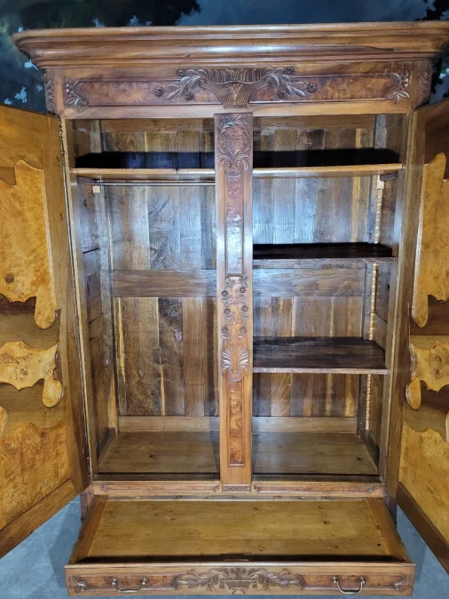 Armoire bressane en noyer