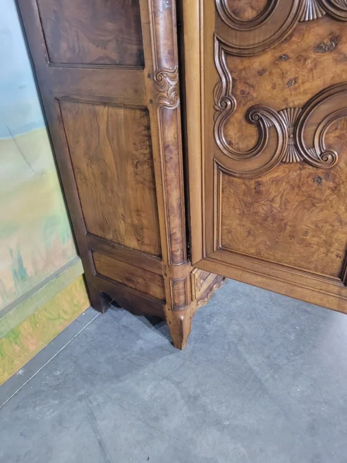 Armoire bressane en noyer