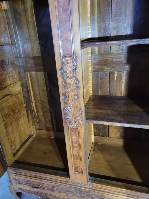 Armoire bressane en noyer