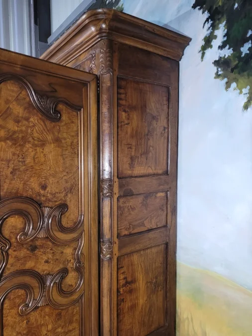 Armoire bressane en noyer