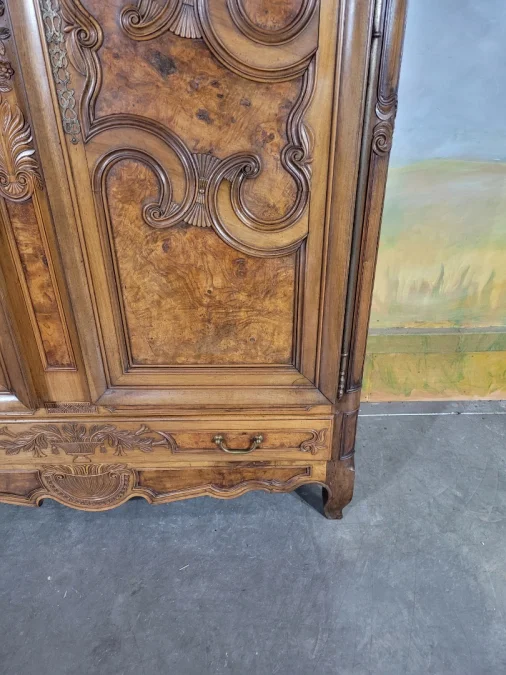 Armoire bressane en noyer