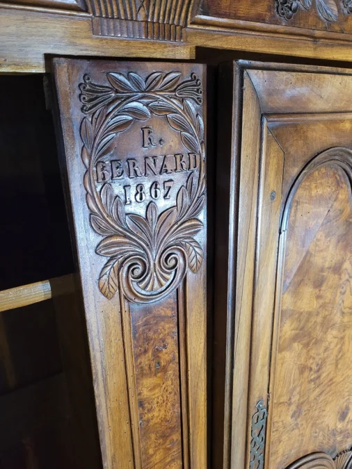 Armoire bressane en noyer