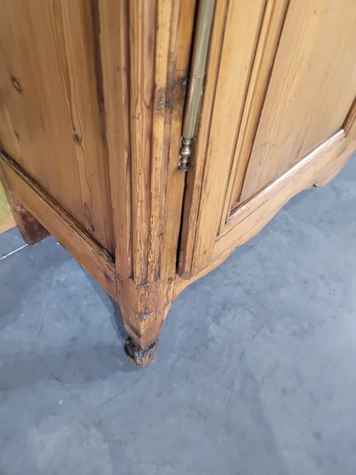 Armoire de montagne en sapin