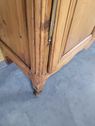 Горный шкаф из массива пихты