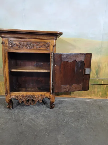 Schrank im Stil Louis XV
