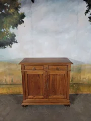 Laag bergenbuffet in massief vurenhout