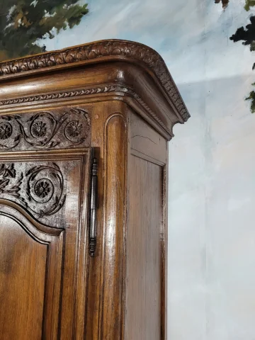 Small Louis XV oak armoire — Very good condition