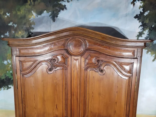 Pine armoire — Very good condition