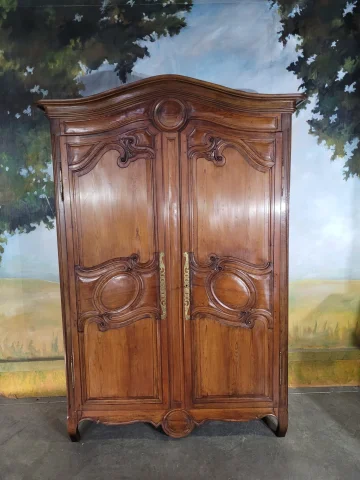 Pine armoire — Very good condition