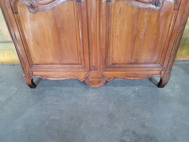Pine armoire — Very good condition