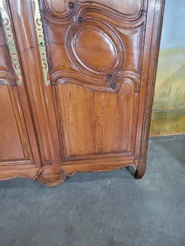 Pine armoire — Very good condition