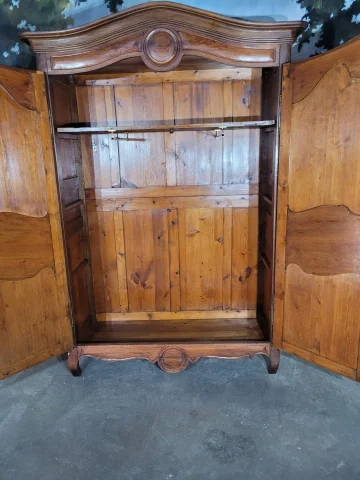 Pine armoire — Very good condition