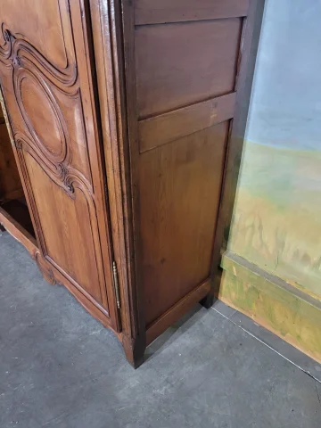 Pine armoire — Very good condition