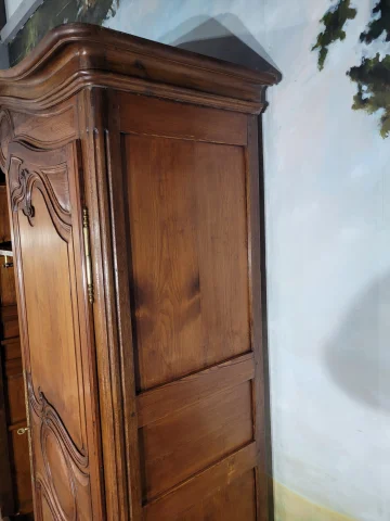 Pine armoire — Very good condition