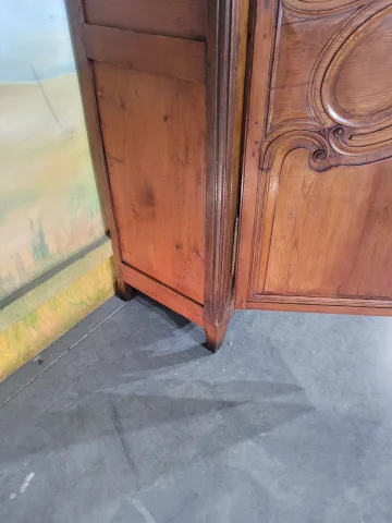 Pine armoire — Very good condition
