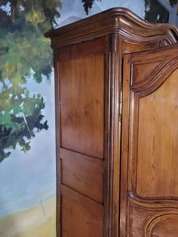 Pine armoire — Very good condition