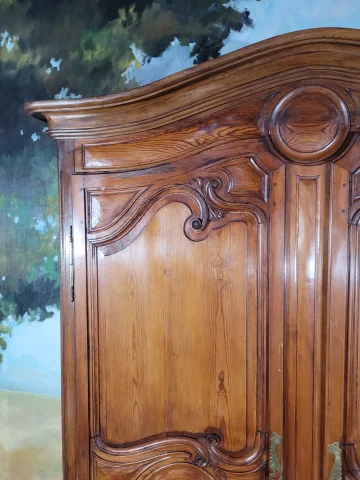 Pine armoire — Very good condition