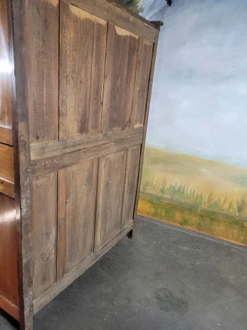 Pine armoire — Very good condition