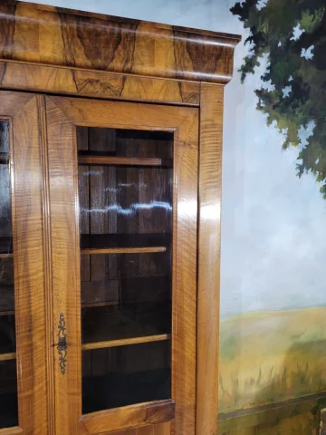 Bibliothèque Louis-Philippe aus Nussbaum — Sehr guter Zustand