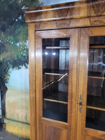 Bibliothèque Louis-Philippe aus Nussbaum — Sehr guter Zustand
