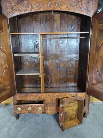 armoire Luigi XV dell'est della Francia — Ottimo stato