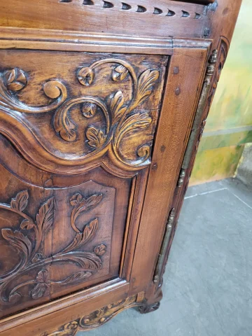 Buffet bas Louis-XV-Anrichte aus Nussbaum — Sehr guter Zustand